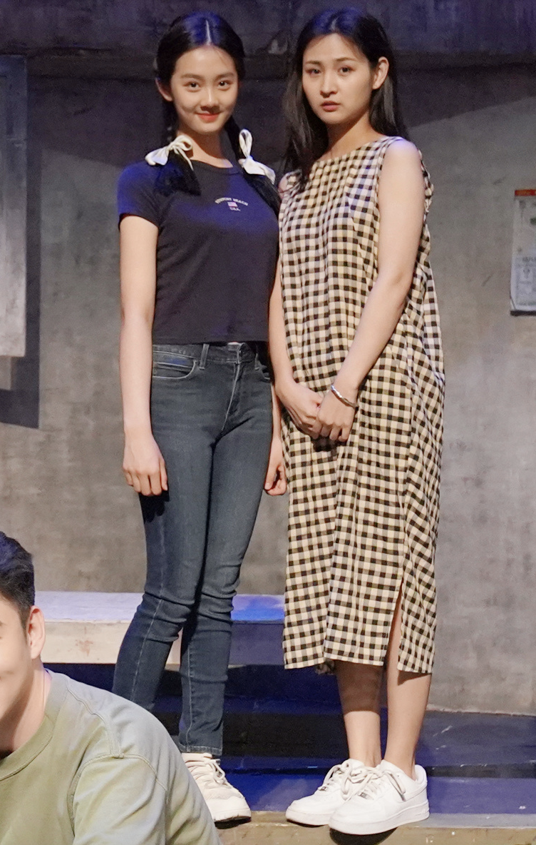 多多与话剧演员们合影，身高直逼何炅气质出众，高清舞台照再曝光