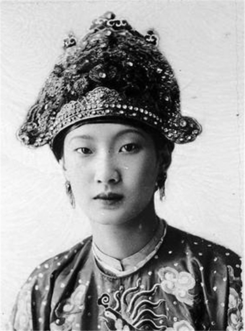 她是有华人血统的外国皇后，不愿媚日被皇室冷落，49岁孤独离世