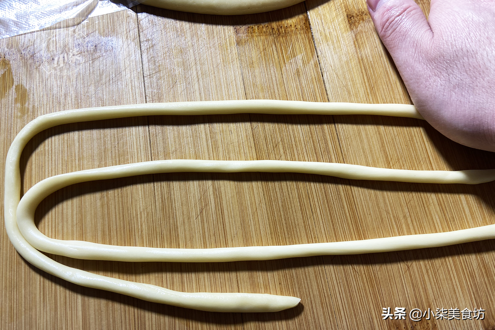 麵條放進油鍋裡一炸，酥脆鹹香，做法簡單，過年招待客人很有面子