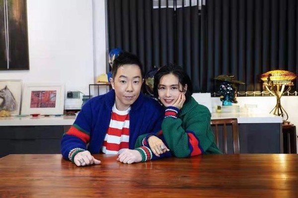 朱茵夫婦罕見合體，老公穿運動裝陽光帥氣，朱茵短髮白裙好甜美