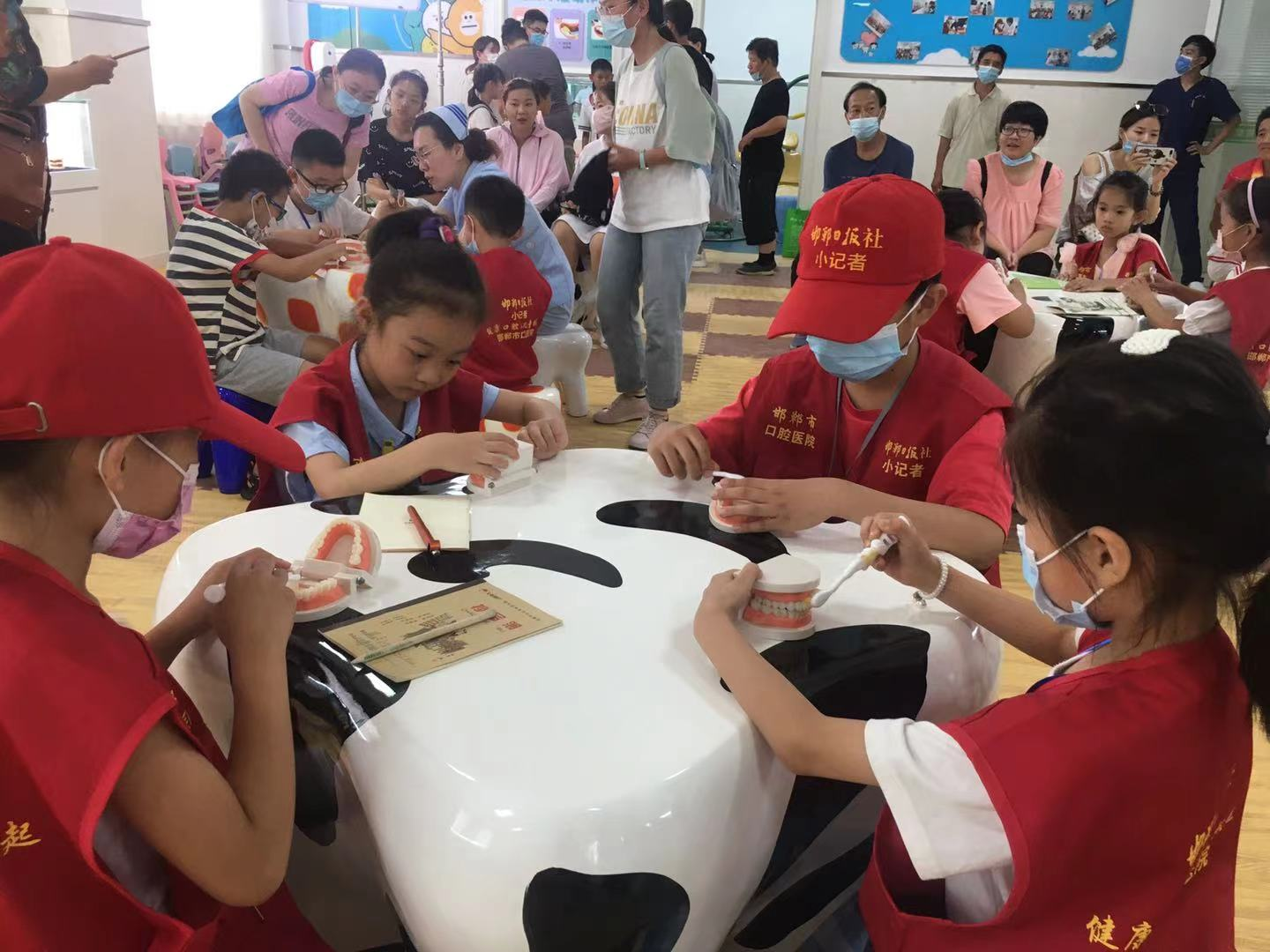 跟着专家学刷牙 口腔健康有保障——邯报小记者走进邯郸市口腔医院采风