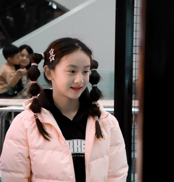 12岁森碟初长成，扎双马尾甜美可爱，长相跟爸爸田亮一个样