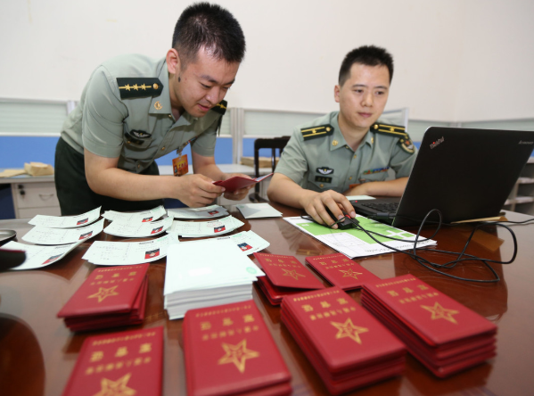 军队文职招录受冷落，月薪近万无人问津，不是不想考而是不敢考