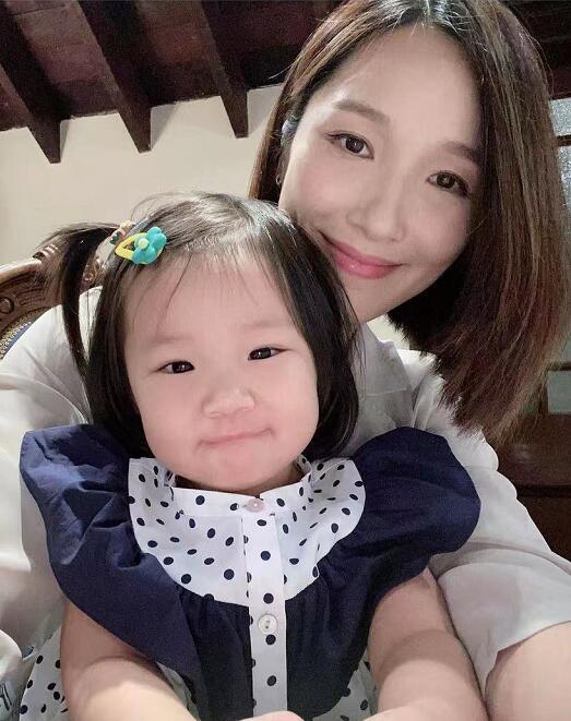 李亞男曬大女兒第一天上幼兒園，2歲天韻自己背書包，獨立又乖巧