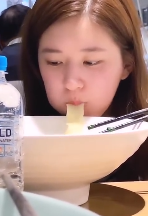 赵露思自称只吃一根宽面，当看清她碗的大小后，真当我傻啊？