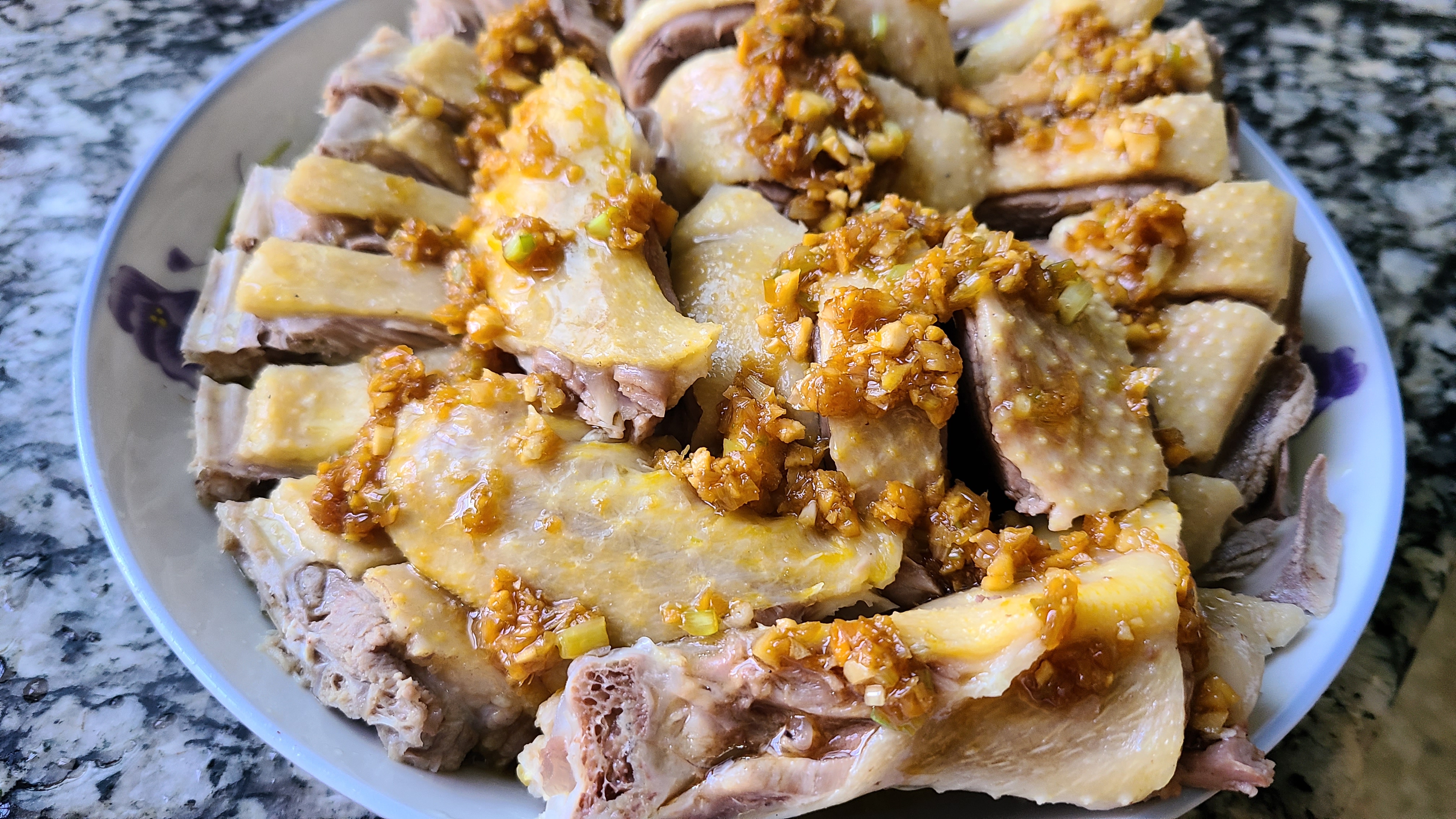 广东人很爱吃的沙姜白切鸭，香味浓味道棒，看着就好吃