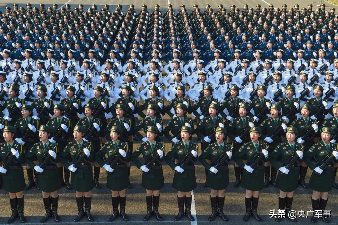 阅兵小姐姐跪地救人后，奖金全捐