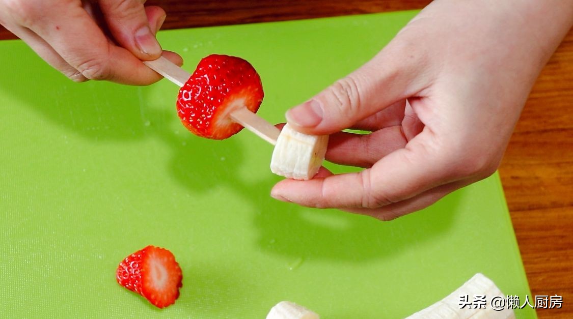 做糖葫蘆時，注意2點，做出來的糖葫蘆不黏牙，不粘手，不反沙