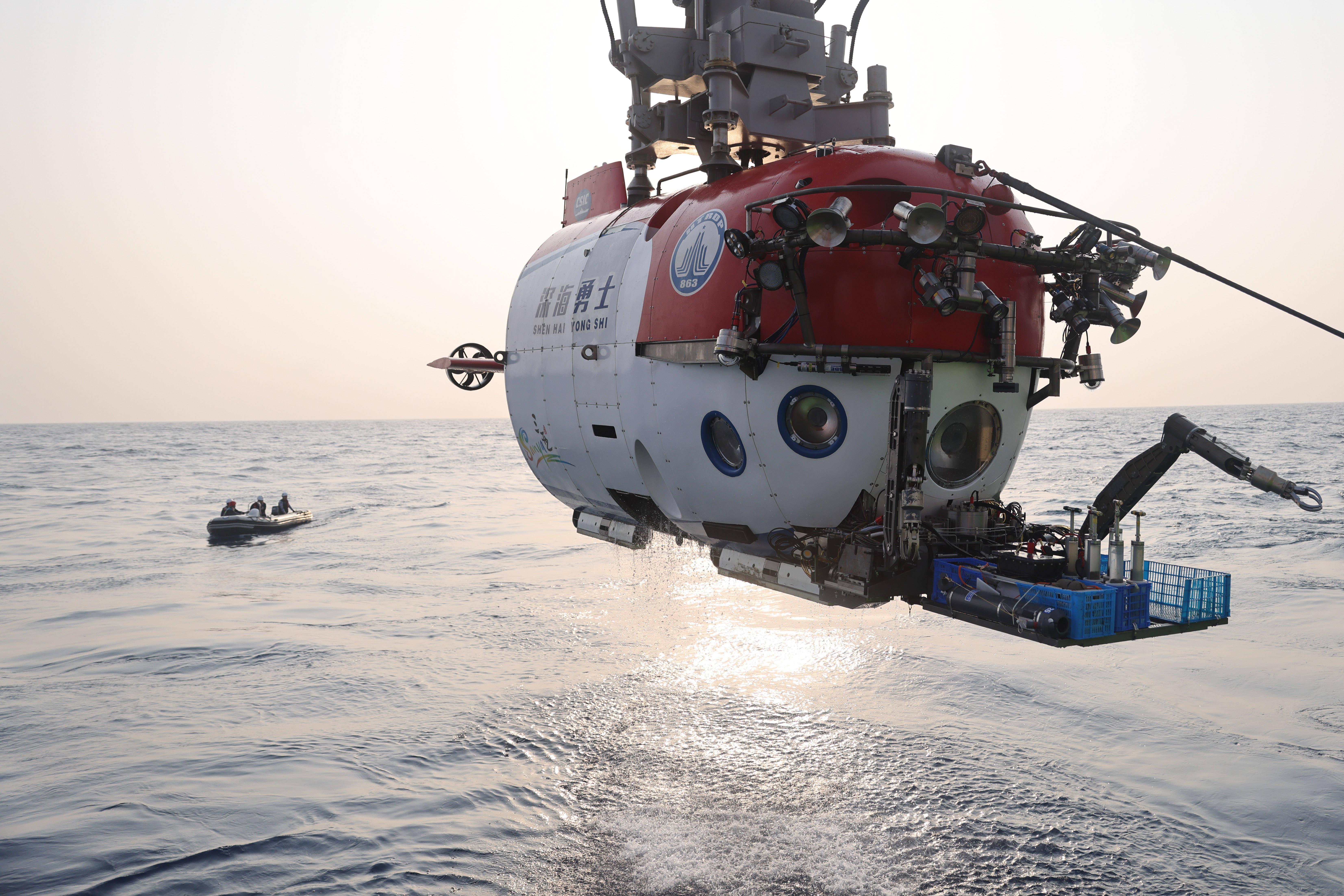 中国深海勇士创奇功，700公斤救生筏轻松打捞，英国援潜艇略尴尬