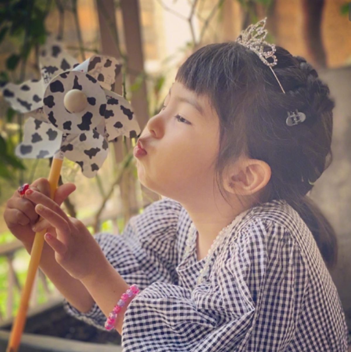 賈靜雯的小女兒顏值變化大赶超姐姐，孩子的顏值受哪些因素影響？