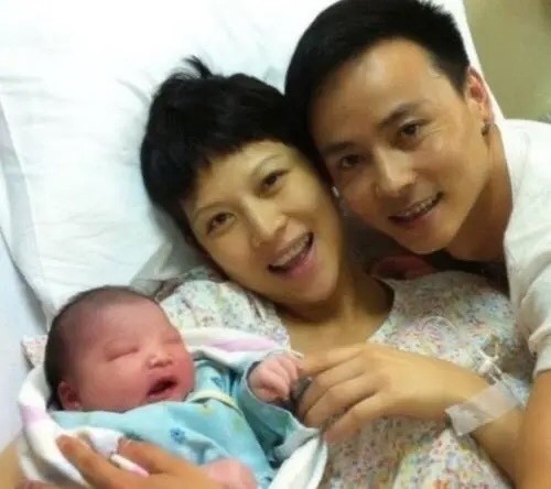 蔡少芬教兒子丟垃圾，小傢伙跪地擦地板超可愛，星二代一點不嬌氣