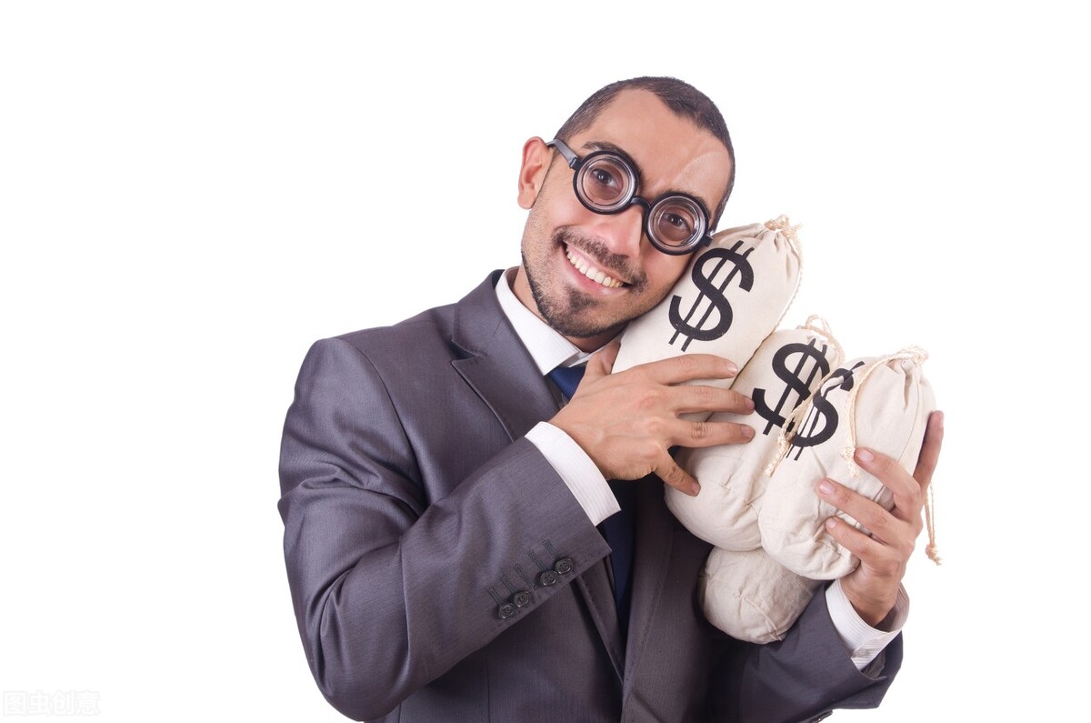 做自媒体如何月入过万？只靠广告流量收益，那你和打工有啥差别？