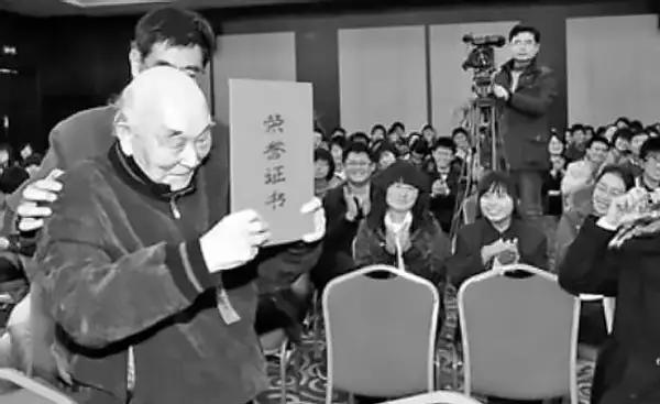 山东医生免费给人看病，女儿看报纸后惊恐道：父亲竟是侵华日本兵