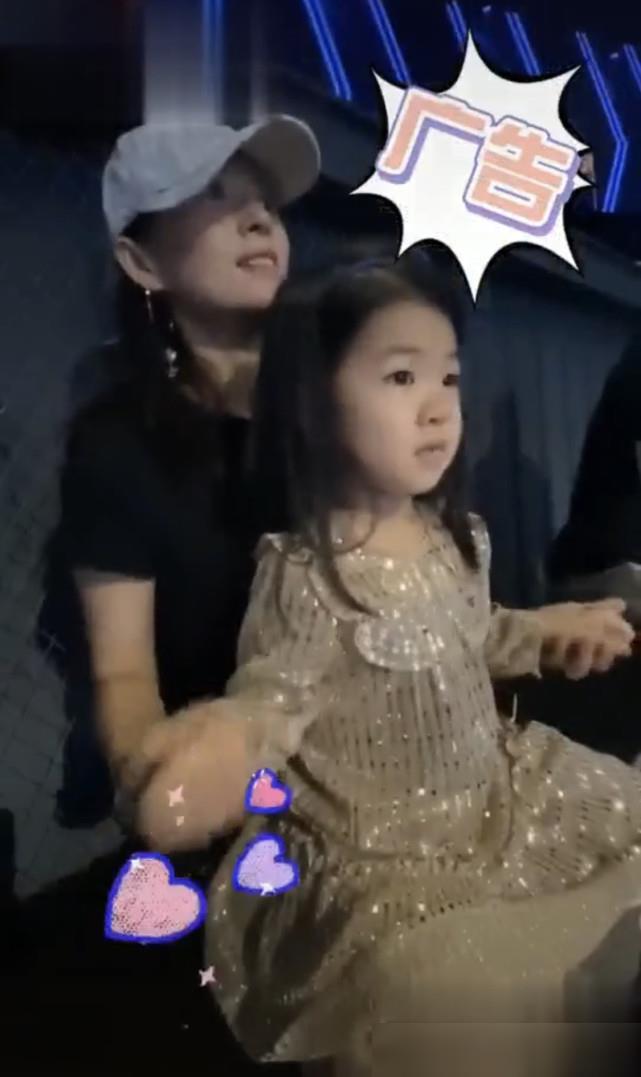 章子怡一家外出就餐，媽媽匆忙先行，汪峰帶娃抱醒醒變超級奶爸