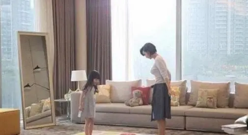 参观朱茵在香港的豪宅，被黄贯中宠爱了20年，连