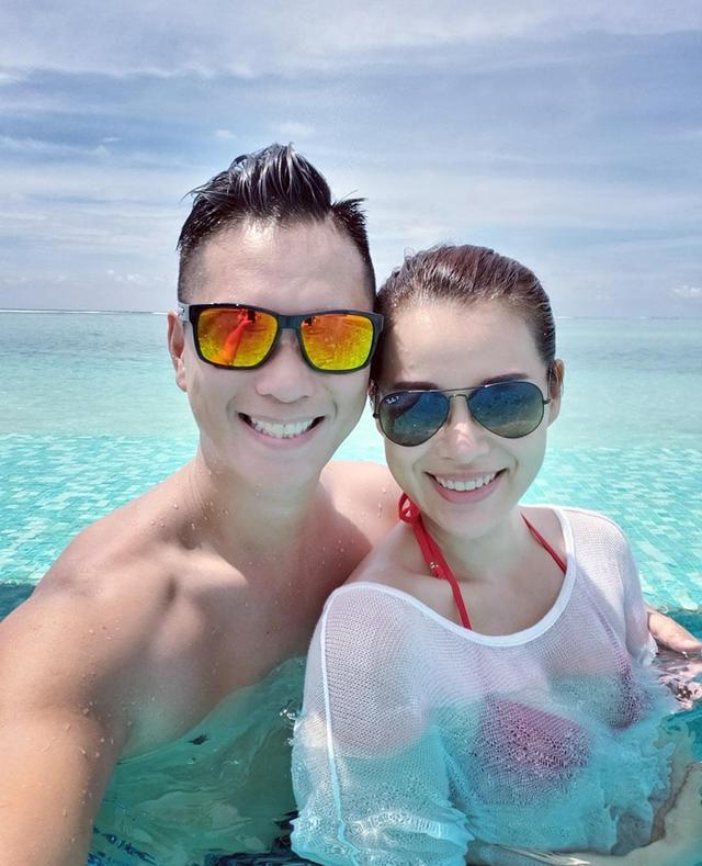 胡杏儿七夕晒四口之家合影，温柔称呼父子为“我的三个小情人”