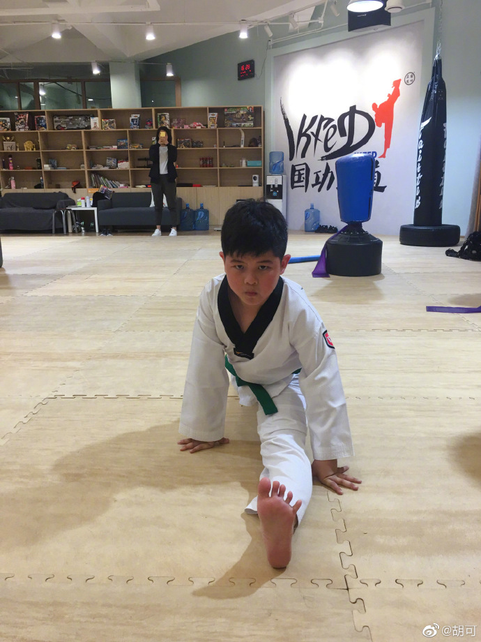 胡可曬安吉近照，學游泳，攀岩，跆拳道健身後，安吉終於瘦了