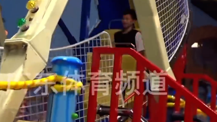全红婵胆子有多大？坐海盗船松开扶手，朝陈艾森大喊：好无聊喔