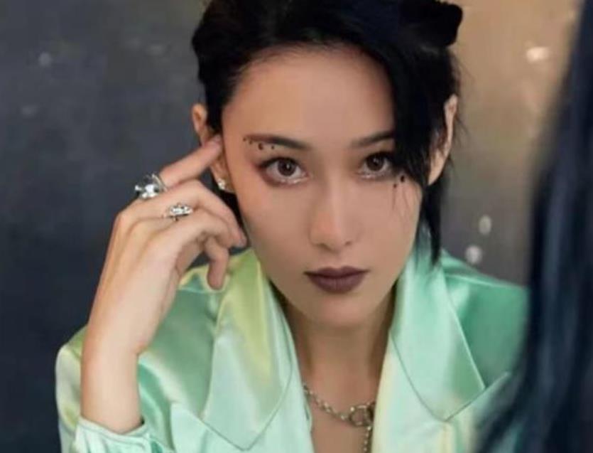 同是聚少离多，冯绍峰赵丽颖官宣离婚，何捷和