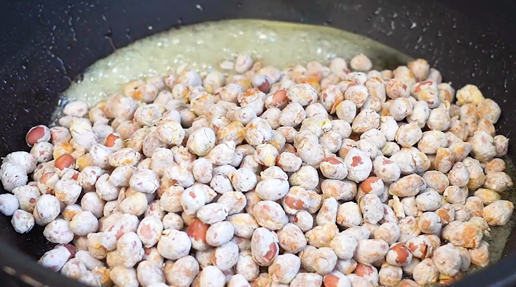 往花生里打2雞蛋，不需要油炸，吃一口嘎嘣脆，過年招待客人特棒