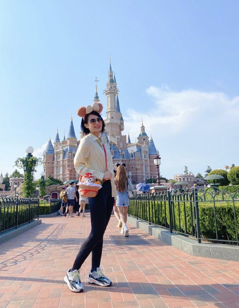 胡杏儿带娃打卡迪士尼，戴发箍凹造型少女感十足，儿子乖巧呆萌
