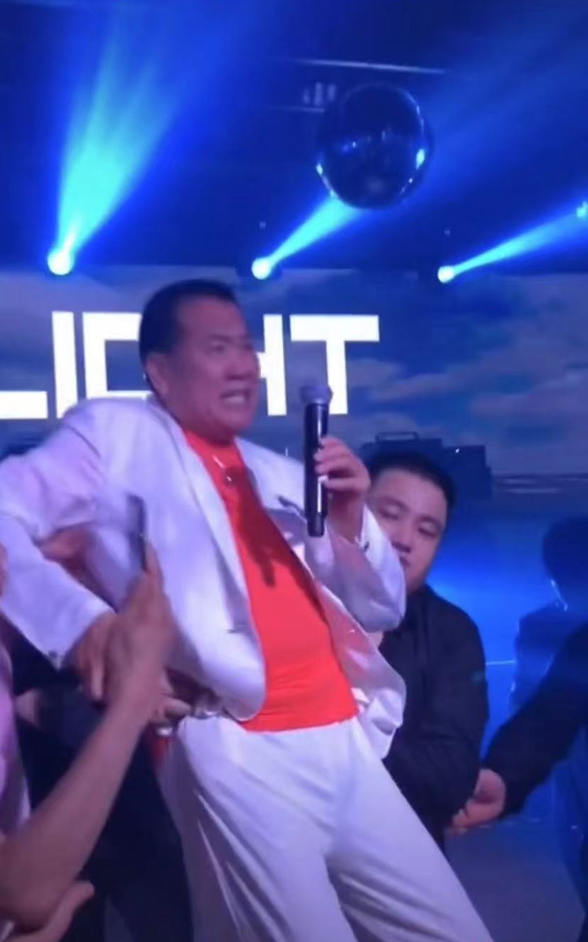 万梓良久违回港太激动！疑与海关人员起争执，两手都戴金表太吸睛
