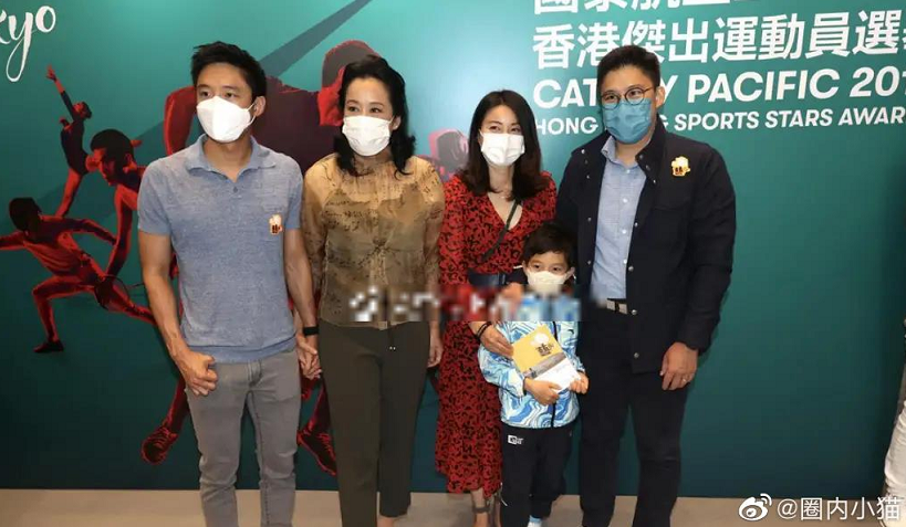 霍啟剛夫妻看音樂劇，郭晶晶罕穿仙女裙顯滄桑，常年跳水致細紋多