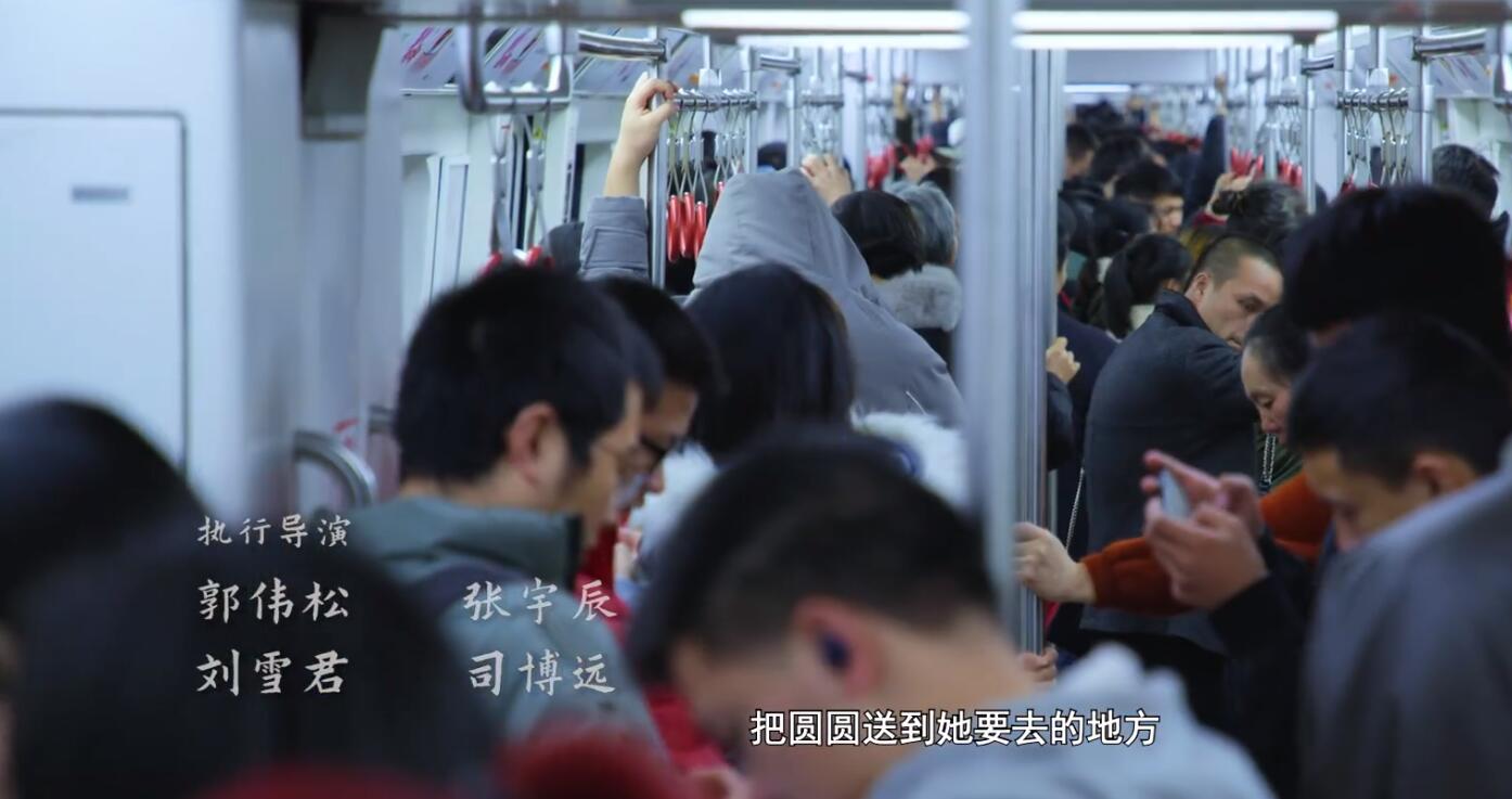 重庆城里的普通人：归乡的游子，拼搏的年轻人，骑机车的耙耳朵