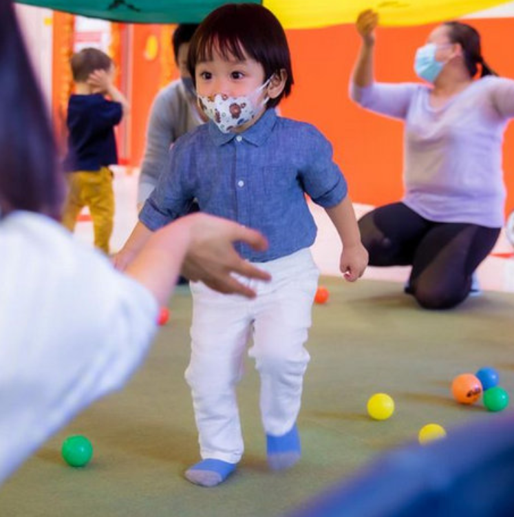 鄭嘉穎兒子生日照，兩歲已是帥小伙，又是騙我生小孩系列