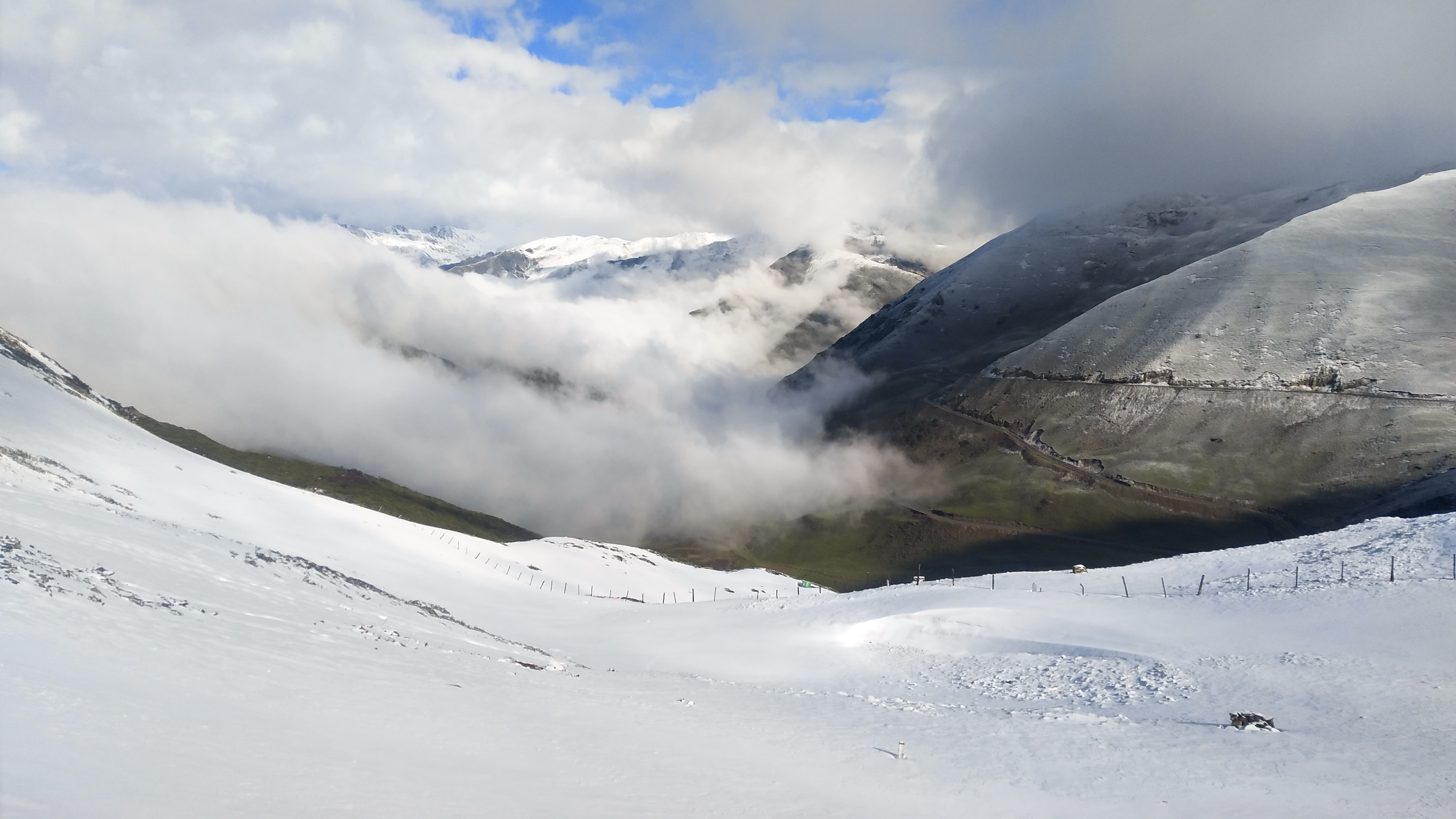 单人单车穿越雅安夹金山森林公园：体验一日四季轮回