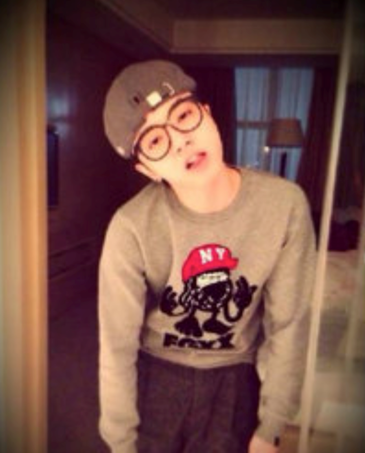 31 years old of Hua Chenyu celebrate unripe ceremony to feel full! Wear 8 years continuously same a dress, place same pose