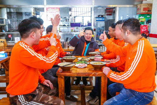 開封這家“無聲面館”開張10年只招聾啞人，老板：想幫他們學會一門手藝