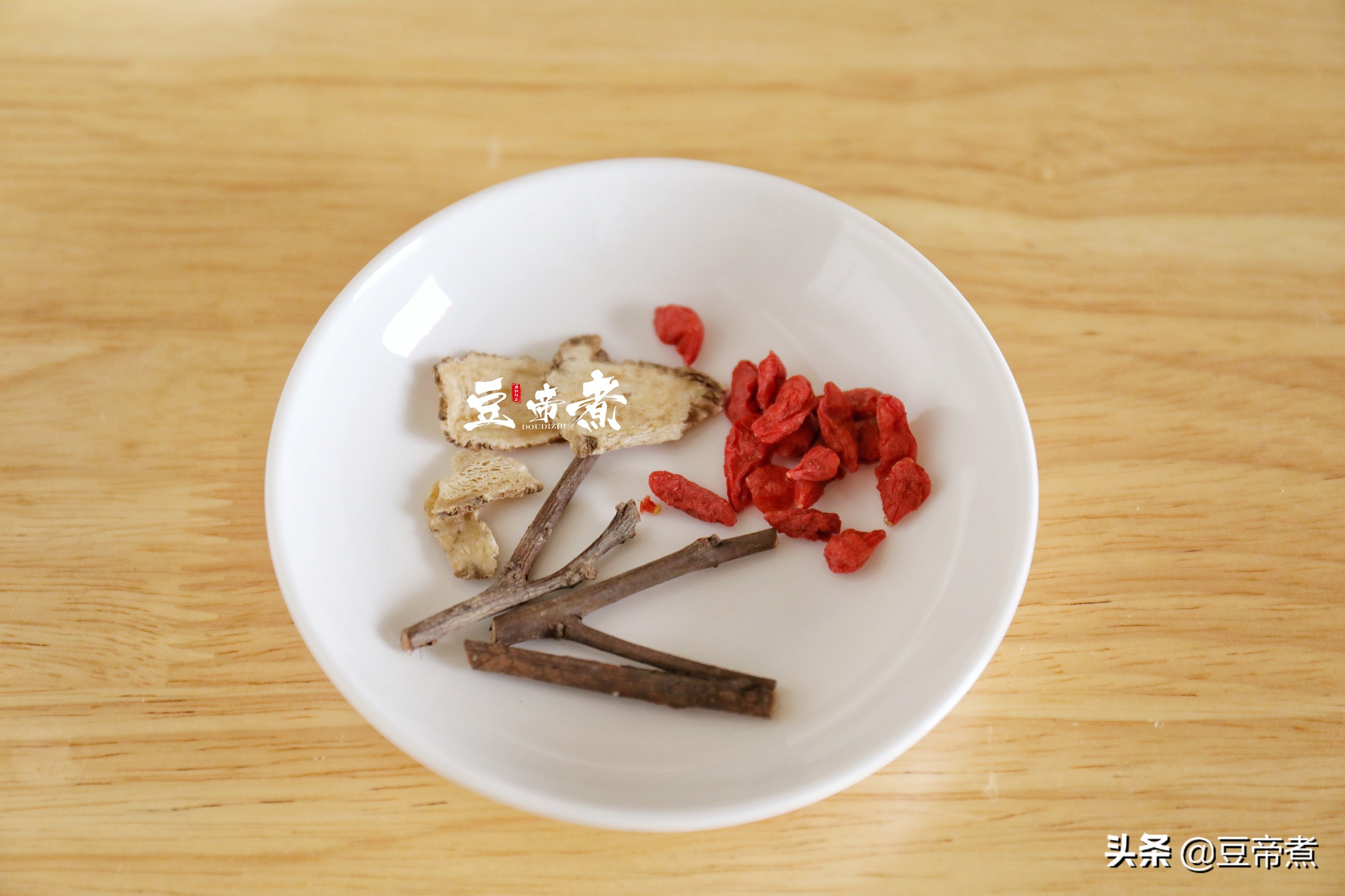 豬肉和它真相配，燜一燜味香肉醇好下飯，燜煮一鍋一頓就吃光光