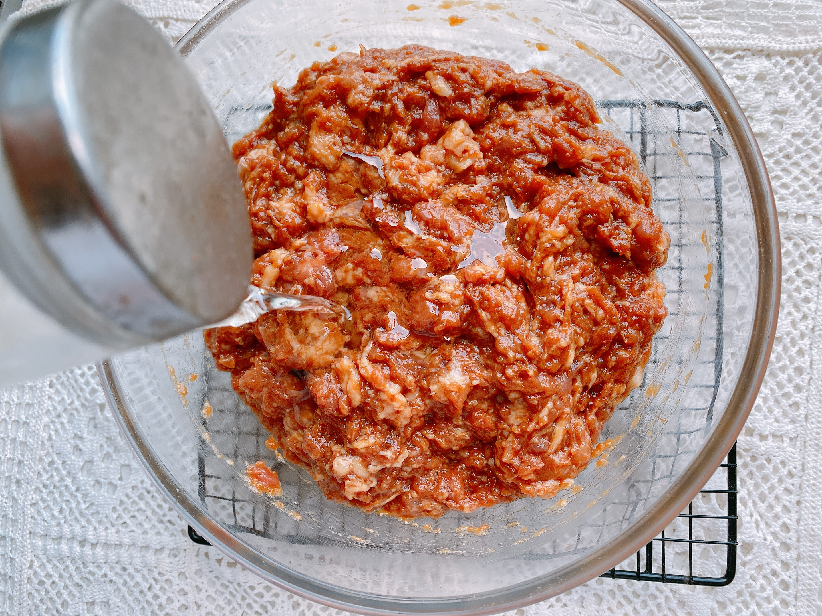 猪肉降价了自己在家做肉包，掌握3点，蓬松暄软，咬一口满嘴汤汁