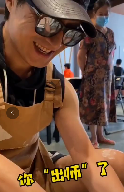 章子怡一家做陶艺，章子怡搂着醒醒做小碗，汪峰做出一滩泥