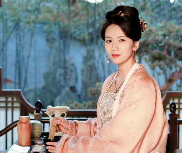 《乘风破浪的姐姐》未实锤先火，观众爱热闹，