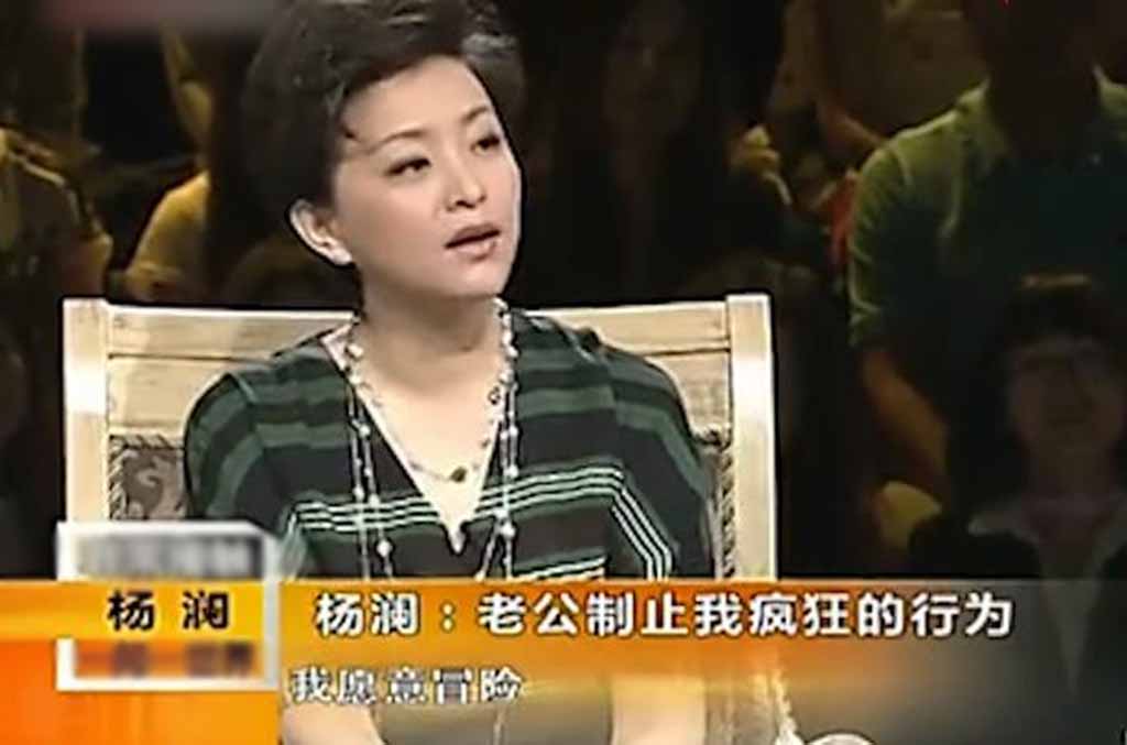 杨澜夫妇现身机场！看似平平无奇的吴征，是怎么把杨澜追到手的？