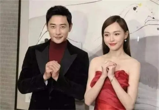 唐嫣低调撒糖，和罗晋同穿女儿喜欢的米老鼠衣服，一家三口超幸福