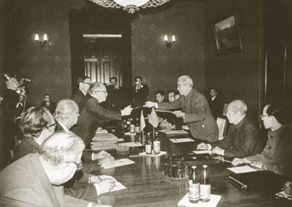 1969年大战一触即发，毛主席指示：中央领导人不