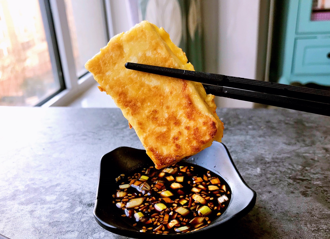 香煎豆腐，先粘淀粉还是先粘蛋液，别弄错了，不然粘锅，还不入味