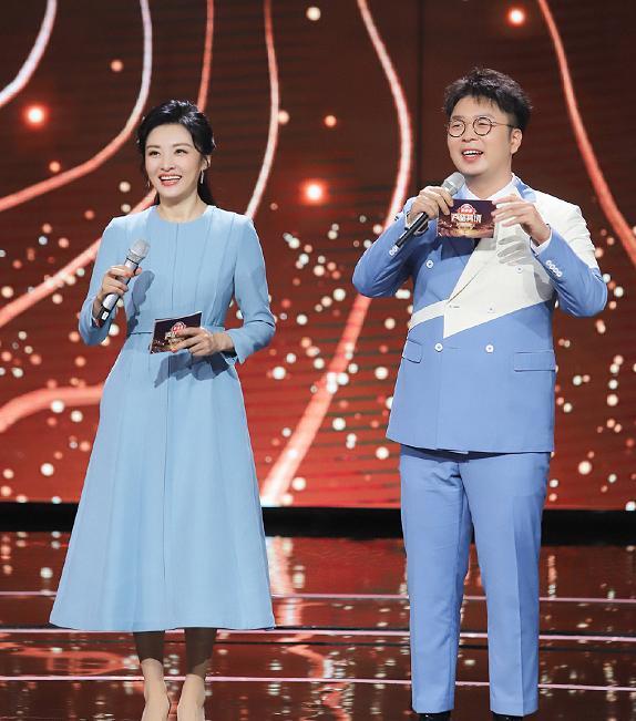 周涛穿蓝色连衣裙真显气质，不愧是春晚主持人