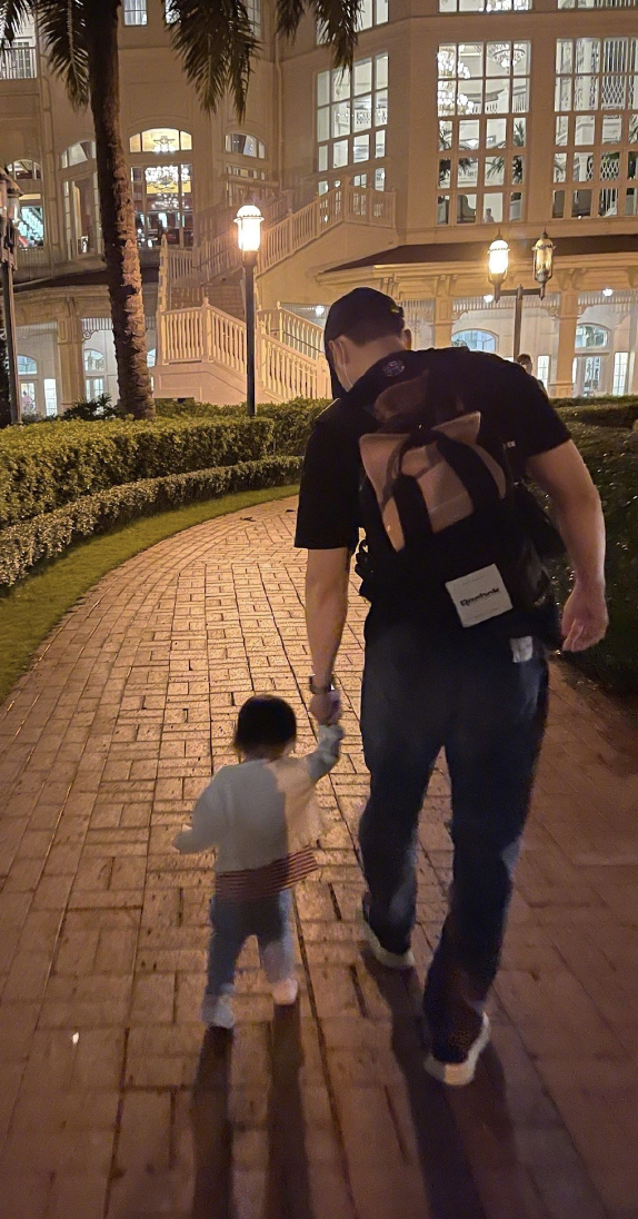 杨怡罗仲谦为彼此庆生，打卡迪士尼温馨度过，女儿小珍珠软萌可爱