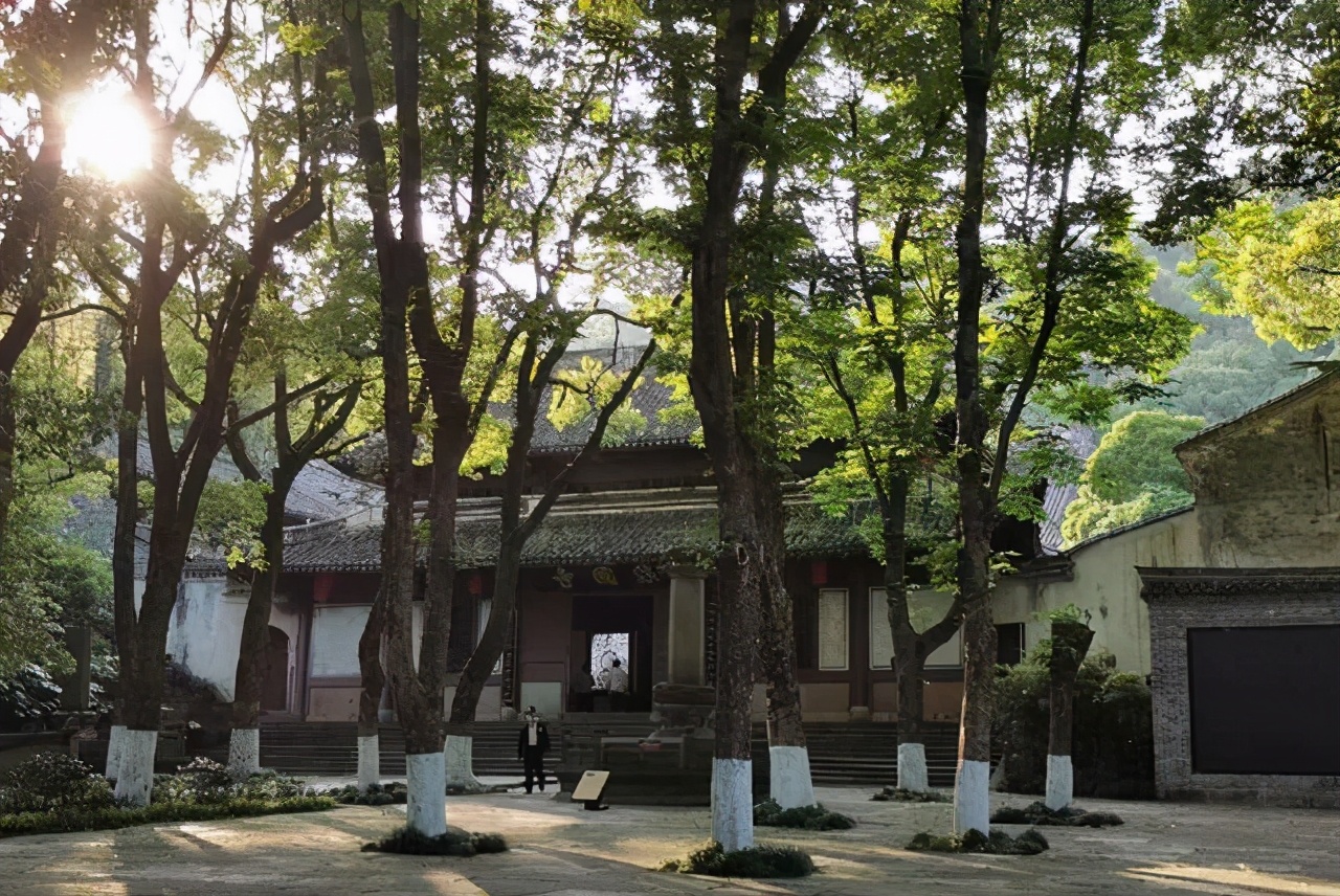 宁波赏秋攻略，这有桂香阵阵的千年古刹，更有漫山红枫绝美秋景