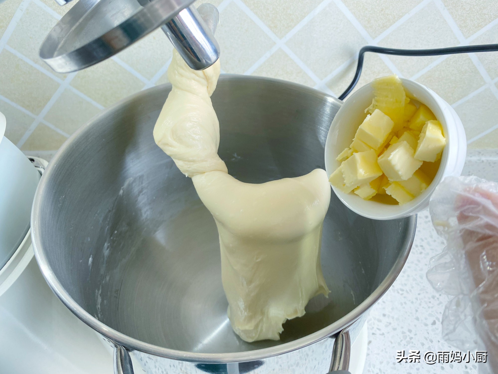 做过的面包里，最松软的就是奶排包，组织细腻又拉丝奶香味十足