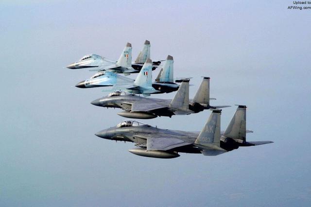 天生死敌，F-15对决苏-27，谁才是战斗机之王