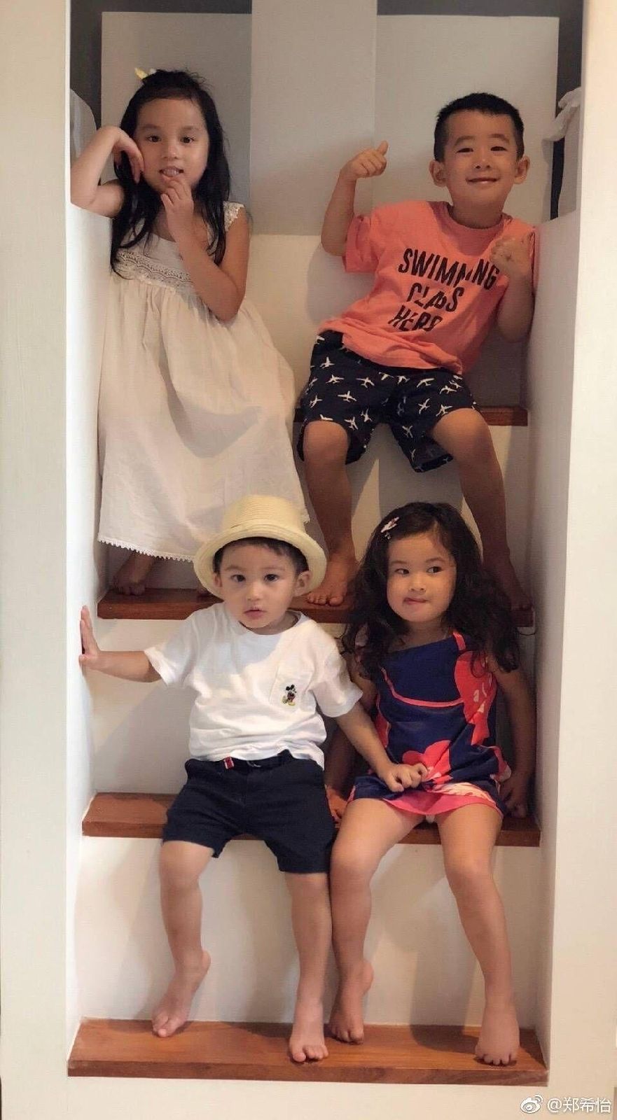 Jasper出席鄭希怡女兒生日會，手插兜有大哥範，男帥女美