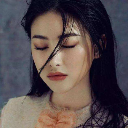 出生军人世家父亲是富商，35岁的朱珠为何能连续入选全球最美面孔