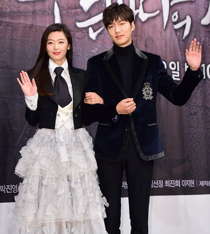 40岁全智贤近照曝光！休闲服穿出高级感，状态绝