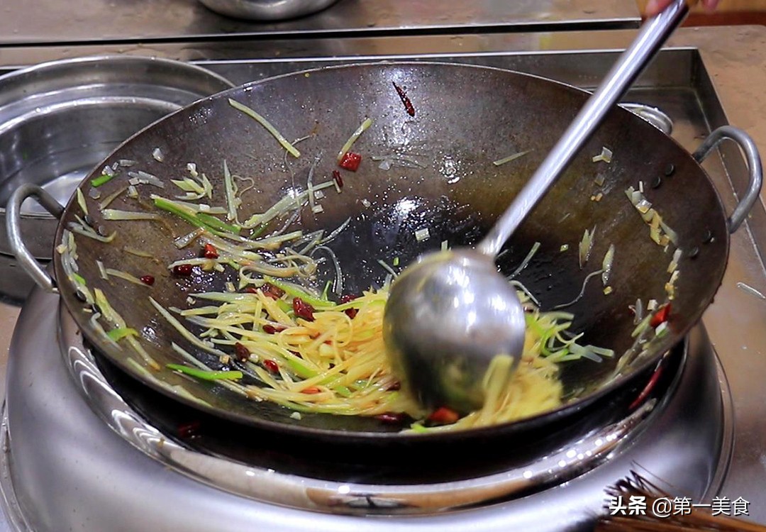 图片[5]-【酸辣土豆丝】做法步骤图 切记不要直接下锅炒 厨师长教你如-起舞食谱网