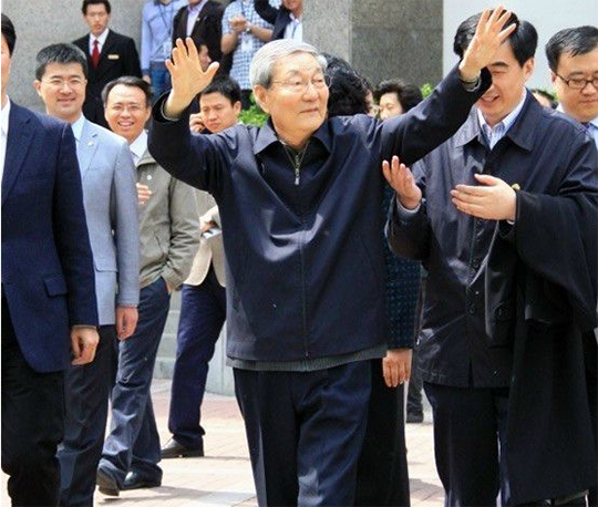 回顾上海证券交易所成立，朱镕基曾向邓小平汇报，邓：你只管做